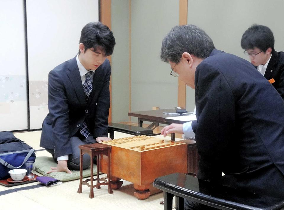 対局を行った藤井聡太四段（左）と脇謙二八段＝関西将棋会館