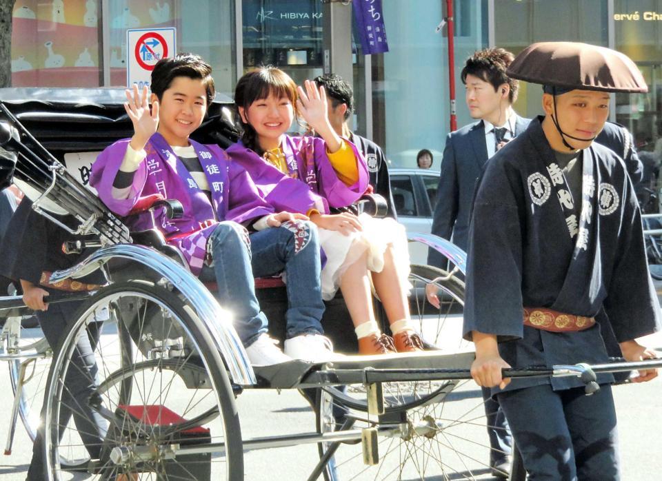 　人力車に乗ってパレードする鈴木福（左）と谷花音＝東京・上野広小路