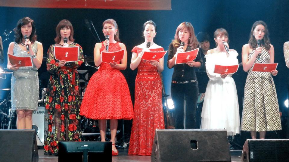 　熱唱する（左から）早見優、松本伊代、工藤夕貴、坂本冬美、中村あゆみ、高橋みなみ、知念里奈＝東京・日本橋三井ホール