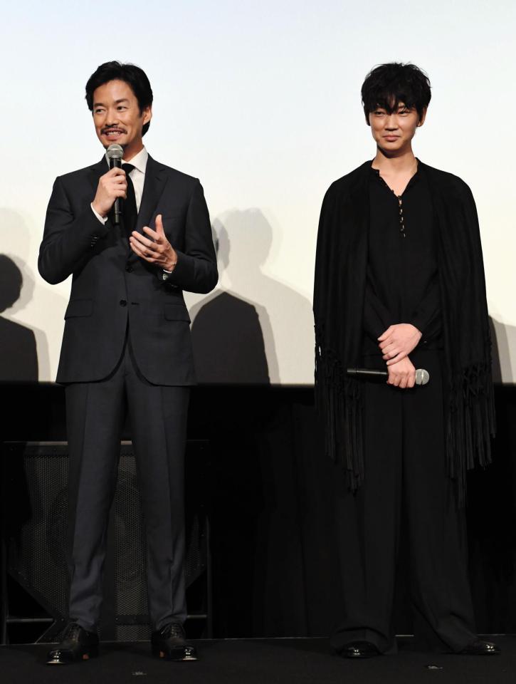 「ラストレシピ」初日舞台あいさつに出演した竹野内豊（左）と綾野剛＝ＴＯＨＯシネマズ上野（撮影・中田匡峻）