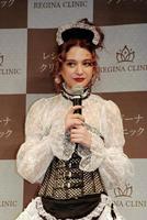 メード姿で美脚を披露した瑛茉ジャスミン＝東京・南青谷のレストランＲＯＹ