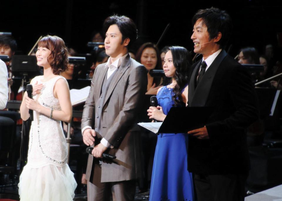 伸びやかな歌声を披露した（左から）新妻聖子、尾上松也、屋比久知奈と司会を務めた大沢たかお（右）＝東京国際フォーラム