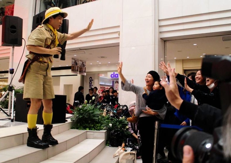 イベントに集まった子ども連れのママたちに手を振る横山だいすけ＝池袋サンシャインシティ噴水広場