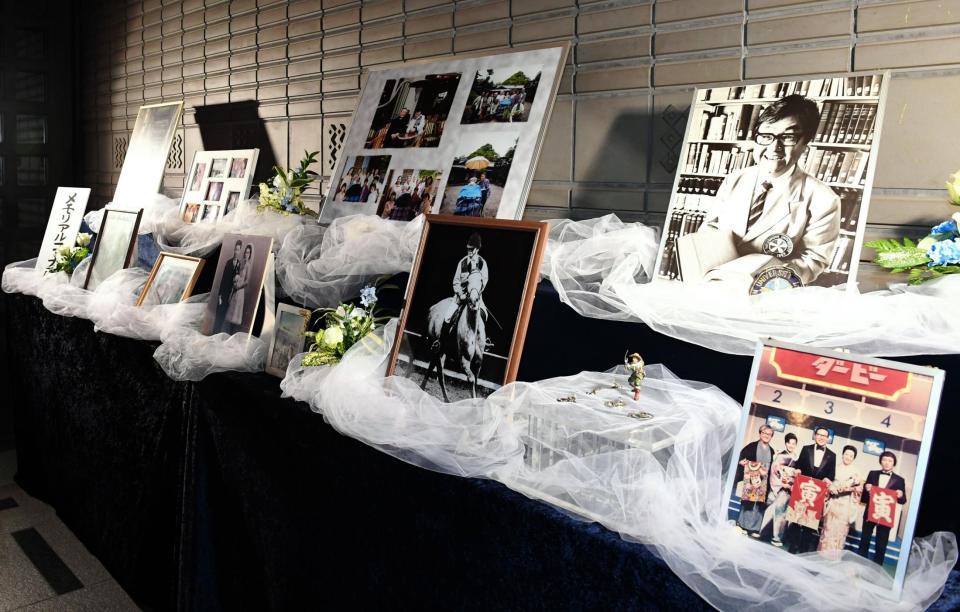 懐かしの写真が並べられたメモリアルコーナーも設けられている篠沢秀夫さんの葬儀場＝東京都文京区の護国寺（撮影・中田匡峻）