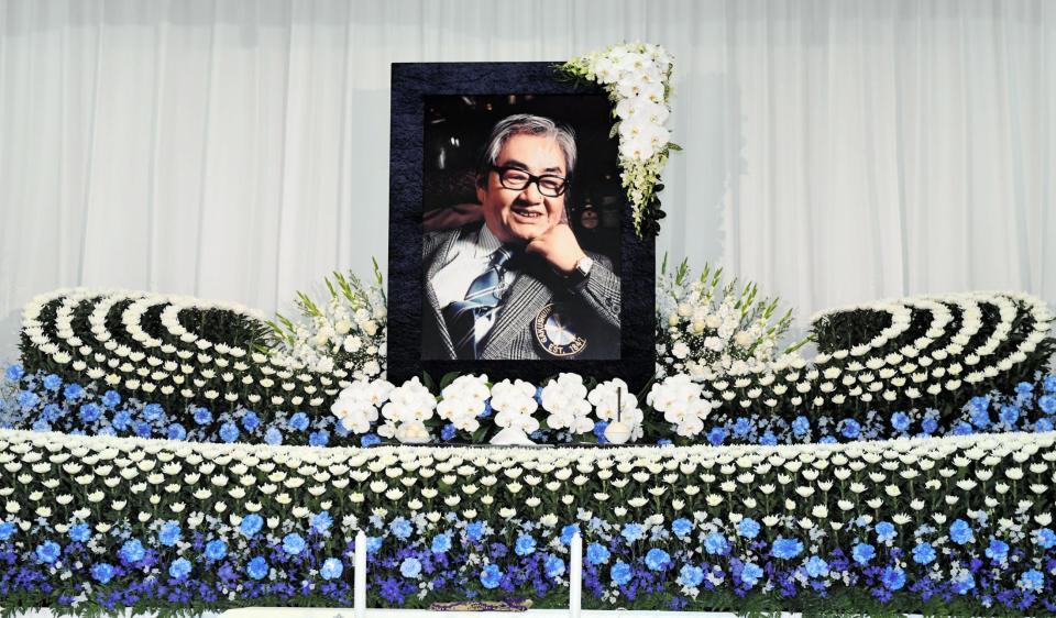 たくさんの花に囲まれ、美しく飾られる篠沢秀夫さんの遺影＝都内