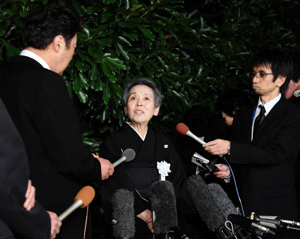 取材に応じる妻・礼子さん（中央）＝東京都文京区の護国寺（撮影・中田匡峻）