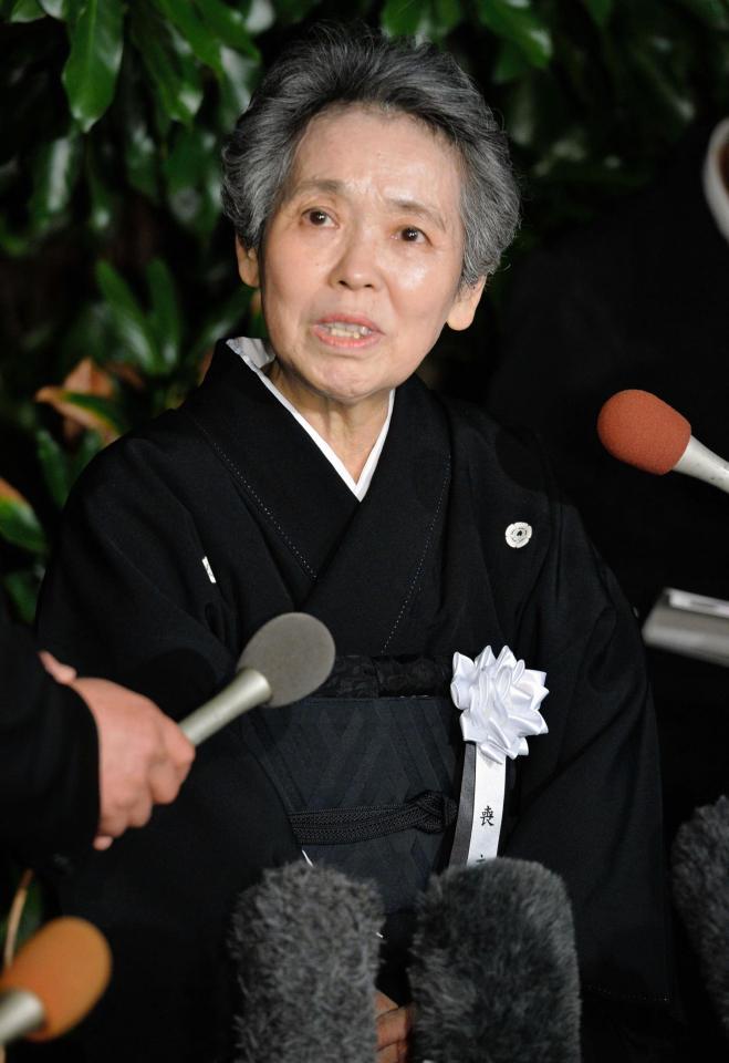 取材に応じる妻・礼子さん＝東京都文京区の護国寺（撮影・中田匡峻）