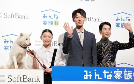 ソフトバンクの新テレビＣＭ発表会に出演した（右から）樋口可南子、竹内涼真、杉咲花、白戸家のお父さん＝東京・ベルサール汐留（撮影・開出牧）