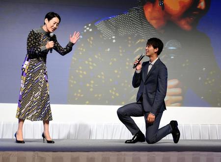 跪きプロポーズを樋口可南子（左）にダメ出しされる竹内涼真＝東京・ベルサール汐留（撮影・開出牧）