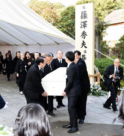 出棺される故・篠沢秀夫さん＝護国寺（撮影・棚橋慶太）