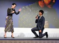 跪きプロポーズを樋口可南子（左）にダメ出しされる竹内涼真＝東京・ベルサール汐留（撮影・開出牧）