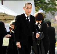 葬儀式場に入る京都大学・山中伸弥教授＝護国寺（撮影・棚橋慶太）