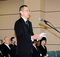 弔辞を読み上げる京都大学・山中伸弥教授＝護国寺