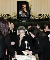 棺に献花する喪主の妻・礼子さん（中）と長山藍子（右）＝護国寺