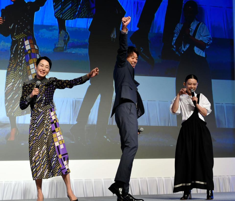 「ｉＰｈｏｎｅ　Ｘ」をプレゼントされ喜びの（左から）樋口可南子、竹内涼真、杉咲花＝東京・ベルサール汐留（撮影・開出牧）