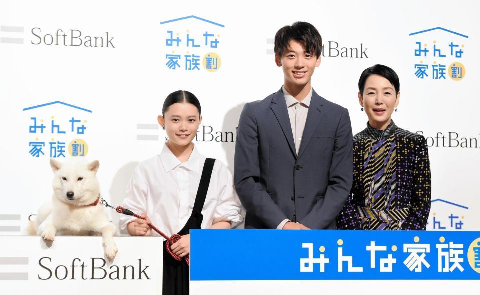 ソフトバンクの新テレビＣＭ発表会に出演した（右から）樋口可南子、竹内涼真、杉咲花、白戸家のお父さん＝東京・ベルサール汐留（撮影・開出牧）