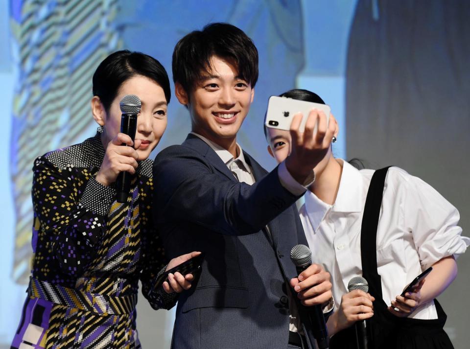 プレゼントされた「ｉＰｈｏｎｅ　Ｘ」で自撮りをする竹内涼真（中央）。左は樋口可南子、右は杉咲花＝東京・ベルサール汐留（撮影・開出牧）