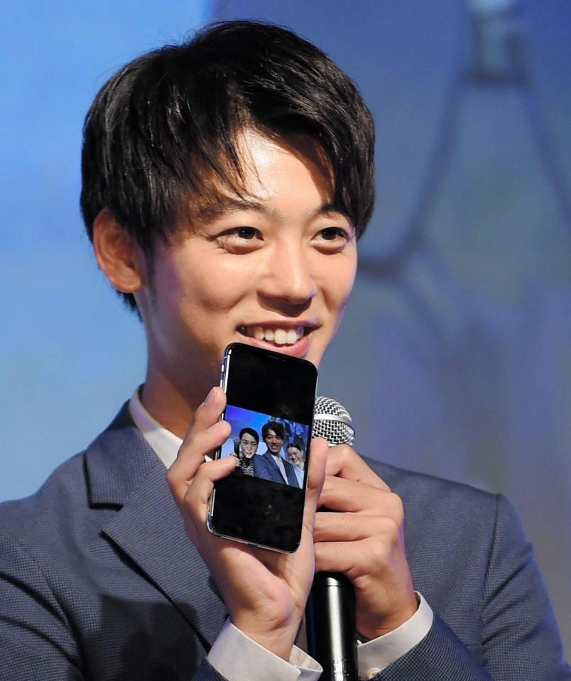 自撮り写真を披露する竹内涼真＝東京・ベルサール汐留（撮影・開出牧）