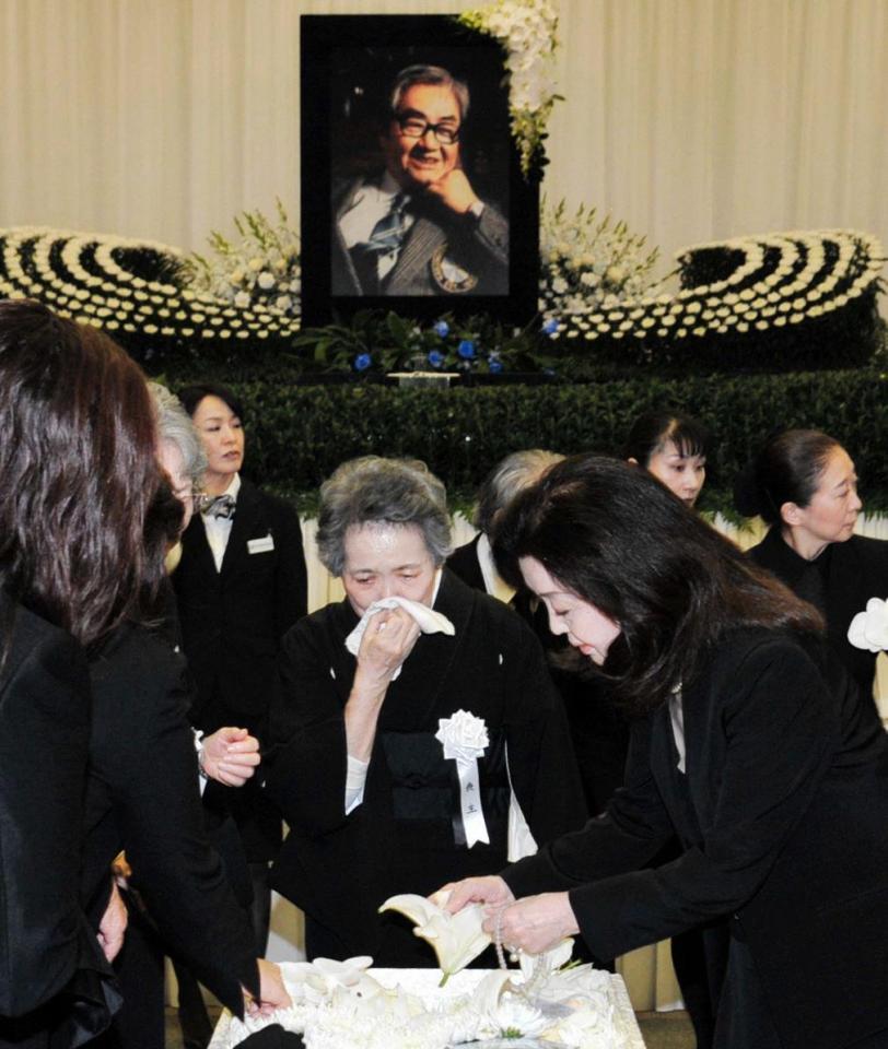 棺に献花する喪主の妻・礼子さん（中）と長山藍子（右）＝護国寺