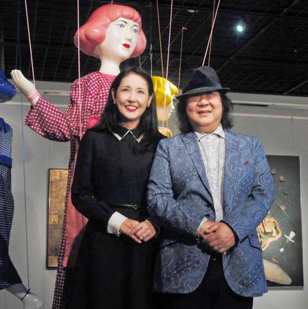 「ミニー吉野展～マリオネットの夢～」が開幕し、会見するミッキー吉野（右）とミニー吉野さん＝東京・新宿高島屋