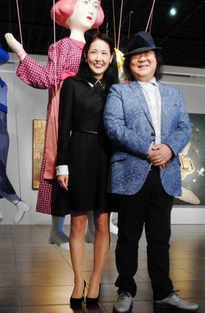 「ミニー吉野展～マリオネットの夢～」が開幕し、会見するミッキー吉野（右）とミニー吉野さん＝東京・新宿高島屋