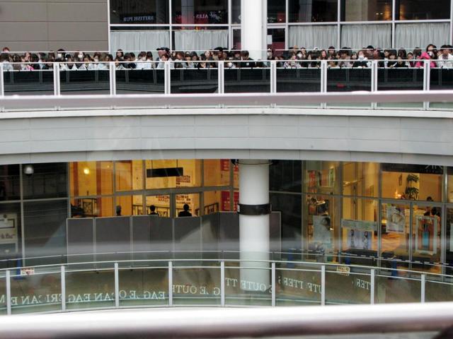 安室ちゃんを見たい！」 すし詰めの会場でファンがとった行動とは…手鏡