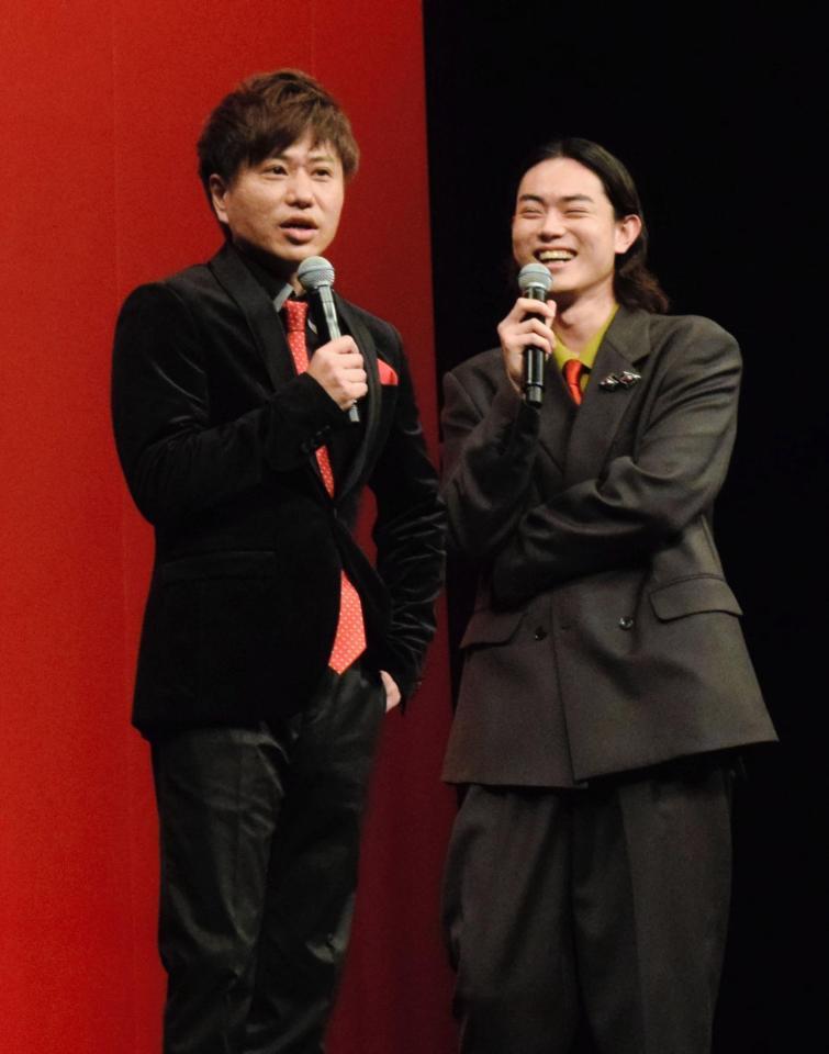 ２丁拳銃・川谷修士（左）と、劇中を思わせる軽快なトークを披露した菅田将暉＝都内