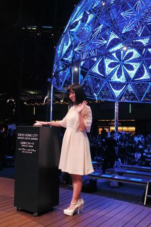 ウィンターイルミネーションを点灯するボタンを押す橋本環奈＝東京ドームシティ　ラクーアガーデンステージ