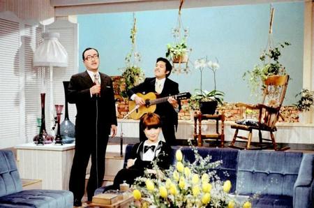 　初回「徹子の部屋」で「知床旅情」を歌う森繁久彌さん（左）と司会の黒柳徹子