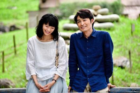 　映画「家に帰ると妻が必ず死んだふりをしています。」に出演した榮倉奈々（左）と安田顕