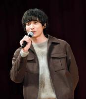 イベントに登場しあいさつする小関裕太＝東京・和洋九段女子中学校（撮影・開出牧）