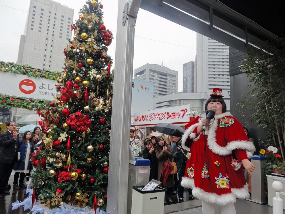 クリスマスツリーの点灯式に登場した酒井藍＝よしもと西梅田劇場