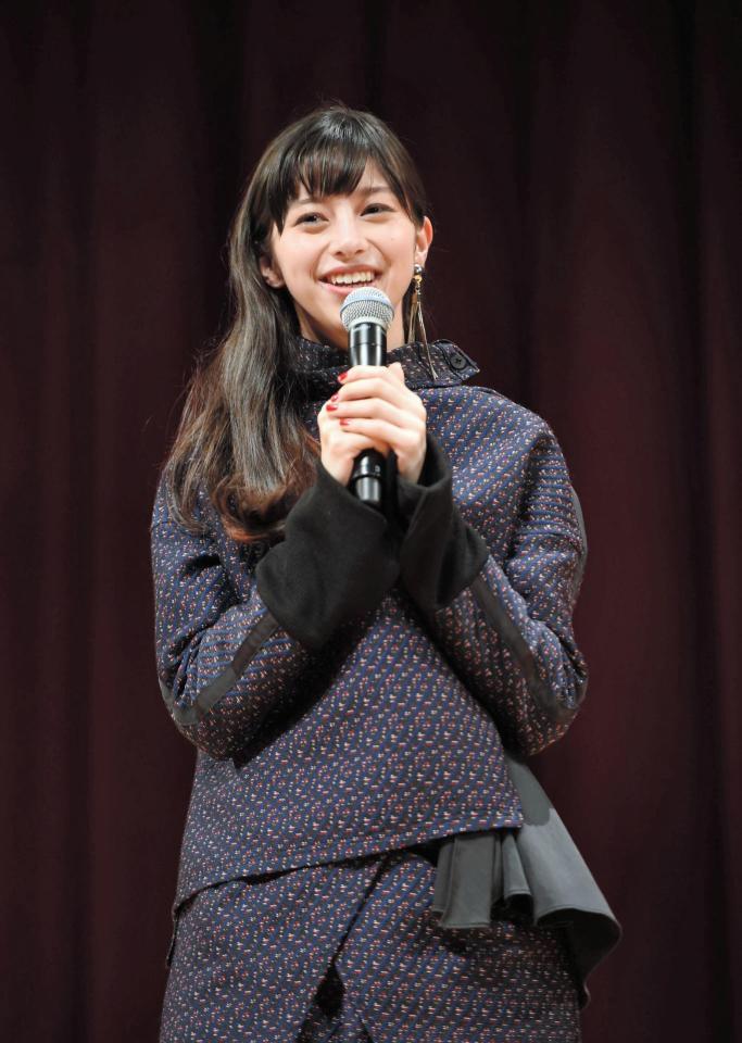 生徒からの質問に笑顔で答える中条あやみ＝東京・和洋九段女子中学校（撮影・開出牧）