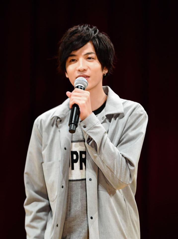 イベントであいさつする志尊淳＝東京・和洋九段女子中学校（撮影・開出牧）