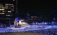 クリスマスイルミネーションを点灯した大泉洋（左）と北川景子＝東京ミッドタウン（撮影・開出牧）