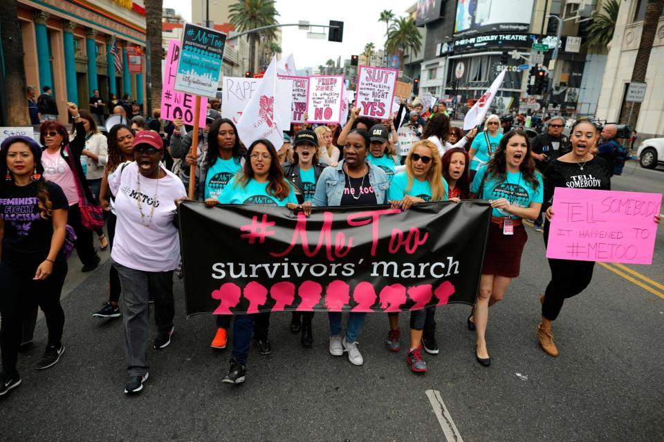 　セクハラや性的暴行に抗議してデモ行進する人たち＝米ロサンゼルス（ロイター＝共同）