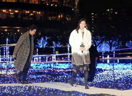 　光り輝くクリスマスイルミネーションの中を歩く北川景子（右）と大泉洋＝東京ミッドタウン（撮影・開出牧）