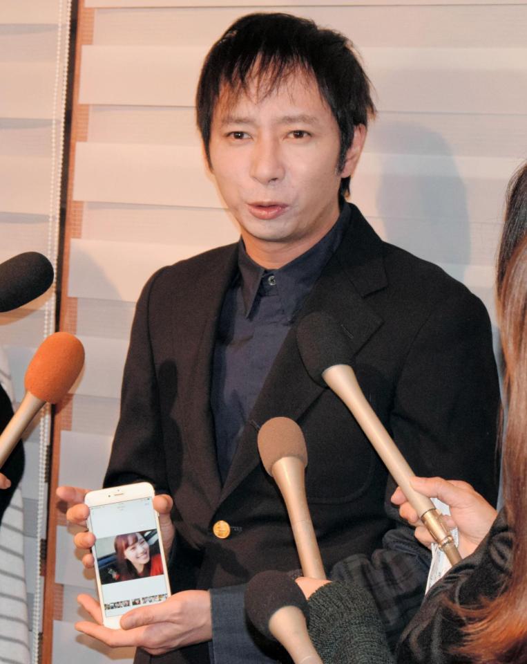 　交際相手の飯村貴子の写真を公開するいしだ壱成＝都内