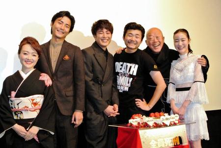 お祝いのケーキに満面の笑みの間宮祥太朗、小林勇貴監督（左から３、４人目）＝東京・渋谷