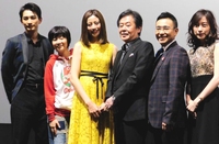 舞台あいさつした（左から）町田啓太、藤田朋子、片瀬那奈、風間杜夫、八嶋智人、小橋めぐみ、金子修介監督＝東京・角川シネマ新宿