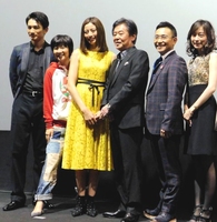 舞台あいさつした（左から）町田啓太、藤田朋子、片瀬那奈、風間杜夫、八嶋智人、小橋めぐみ、金子修介監督＝東京・角川シネマ新宿