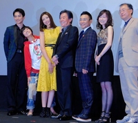 舞台あいさつした（左から）町田啓太、藤田朋子、片瀬那奈、風間杜夫、八嶋智人、小橋めぐみ、金子修介監督＝東京・角川シネマ新宿