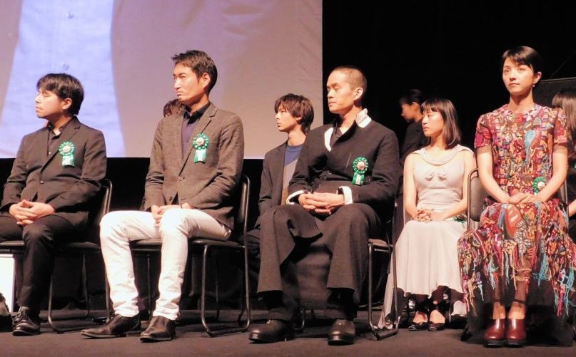 授賞式に同席した元夫婦、石井裕也監督（左端）と満島ひかり（右端）＝東京・多摩市内