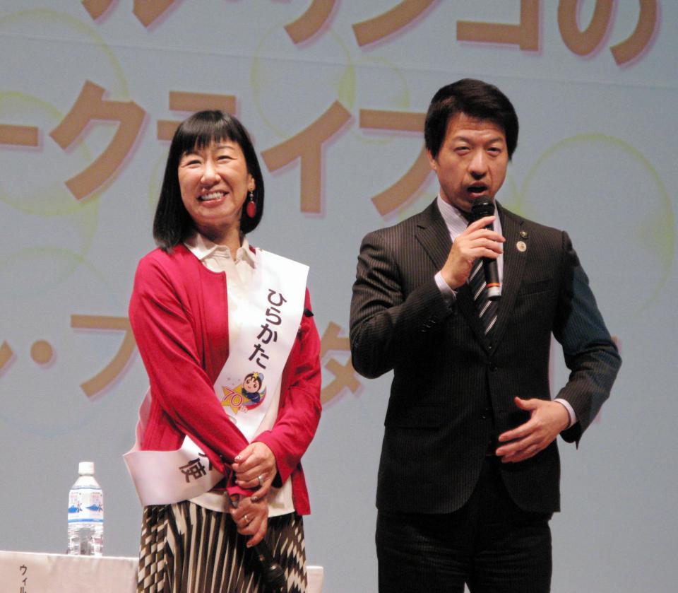 　伏見隆枚方市長（右）とともにトークライブを行ったハイヒール・リンゴ＝大阪府内