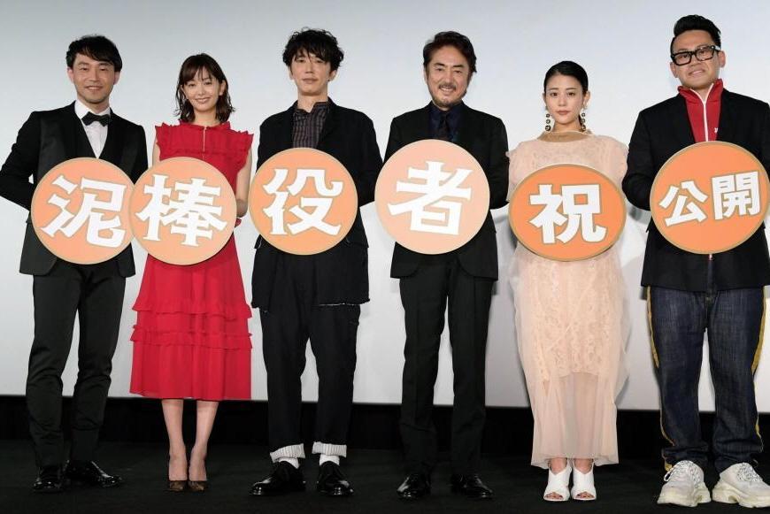 初日舞台あいさつを行い、笑顔の（左から）西田征史監督、石橋杏奈、ユースケ・サンタマリア、市村正親、高畑充希、宮川大輔＝都内