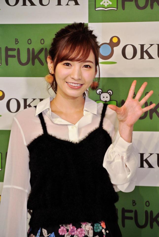 自身初となるカレンダーを発売したほのか＝東京・福家書店新宿サブナード店