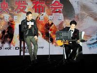 共演のチャン・ハンユー（左）に促されて生ギターで劇中の音楽を披露した福山雅治＝中国・北京のｆｏｔｉｅｌ