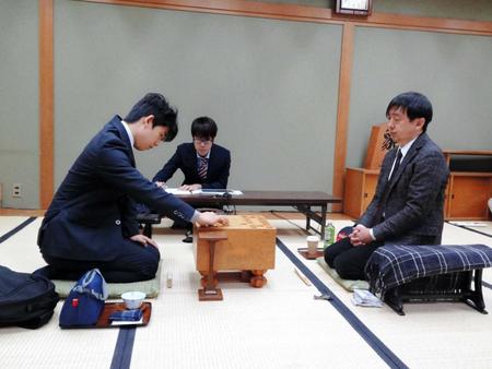 　対局を行った藤井聡太四段（左）と平藤真吾七段＝関西将棋会館