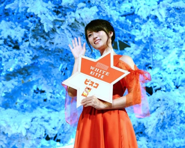 深田恭子 真っ赤なドレスでホワイトツリー点灯 イブは父親と買い物に 芸能 デイリースポーツ Online