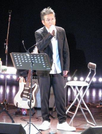 ステージで歌を披露する間寛平＝大阪市内